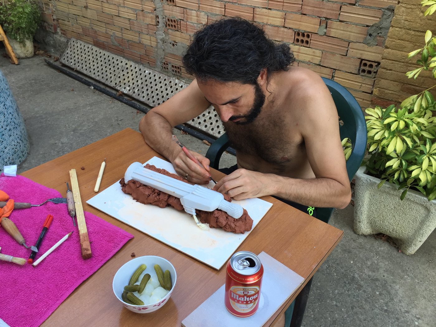 Óscar Aragón trabajando la Xcultura sobre arcilla en el patio de casa, agosto de 2016