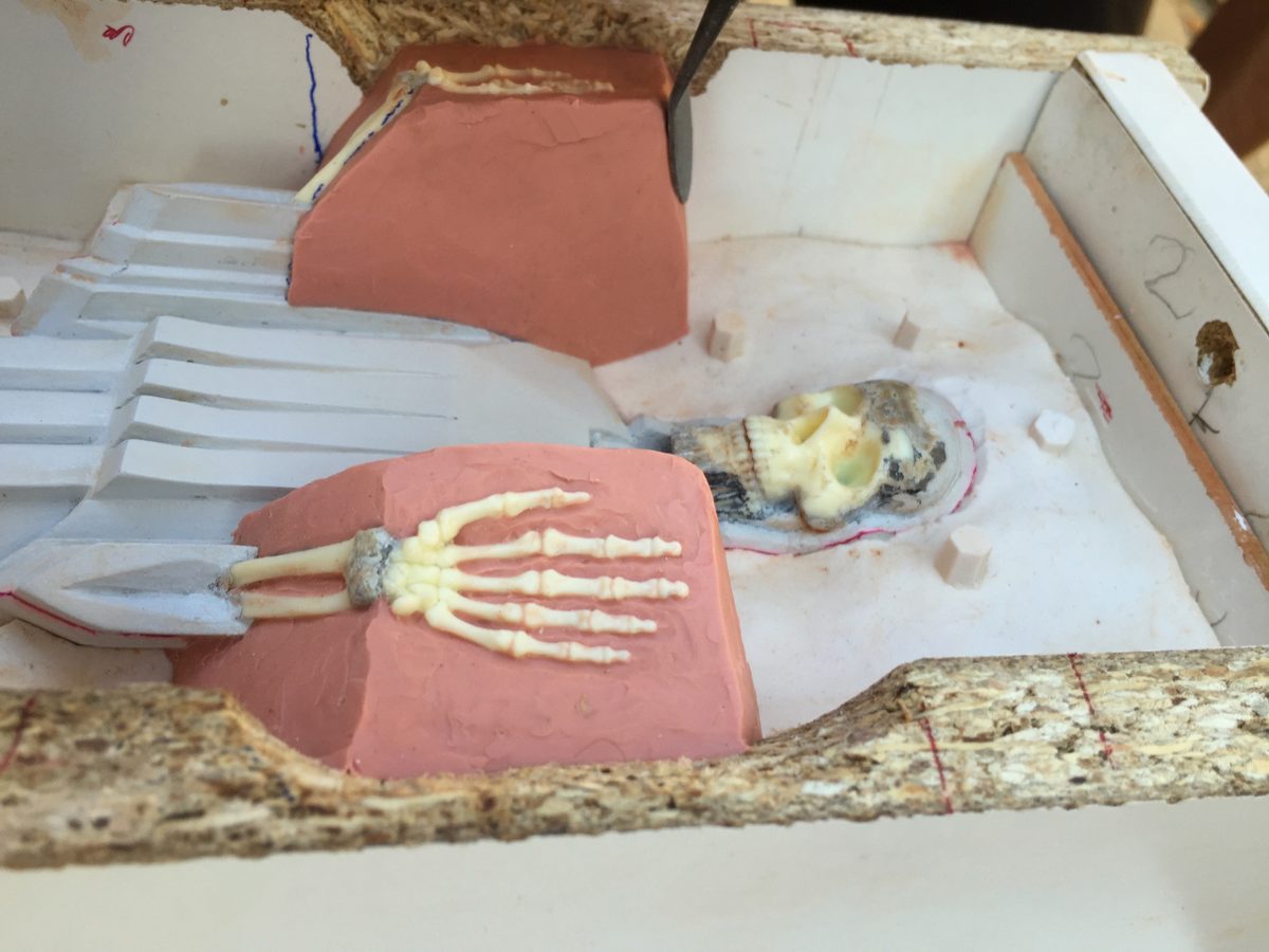 La calavera y una mano de hueso dentro del molde